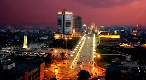 断壁哀歌,唐山地震遗址前的演员演绎生死记忆